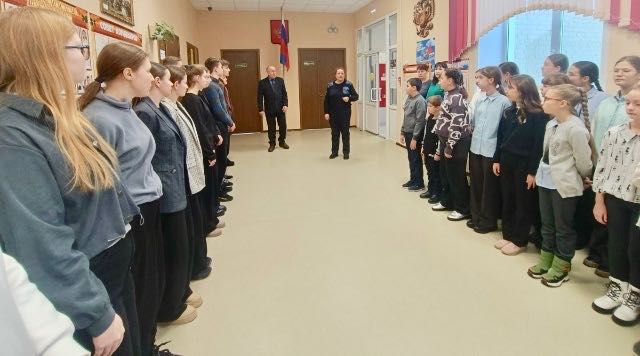 В Локотской школе № 1 имени П.А. Маркова Брасовского района в рамках просветительского проекта "Цифровой ликбез" состоялась профилактическая беседа, посвященная противодействию вовлечению подростков в мошеннические схемы.